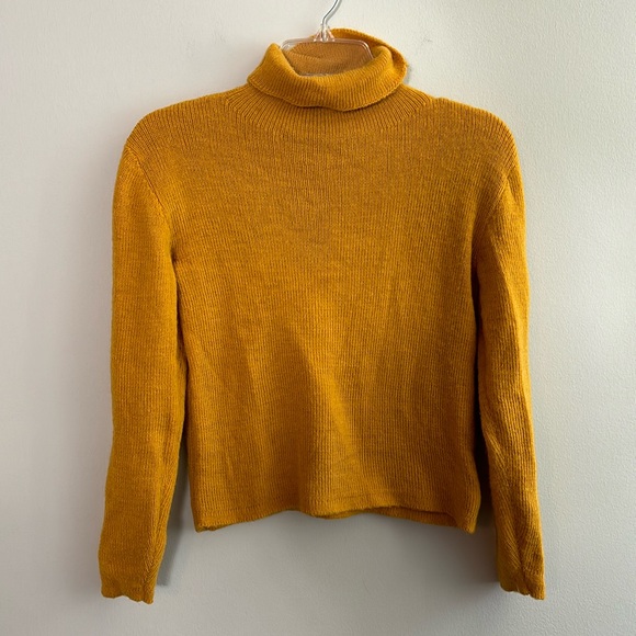 100% baby alpaca wool Peruvian sweater in goldenrod yellow - Picture 1 of 11